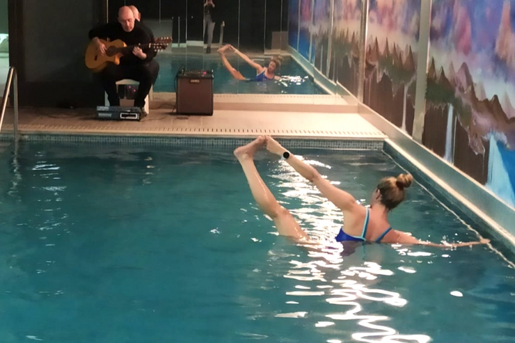 La directora del centre de ioga Mosaic, Georgina Goñi, practicant hidroioga.